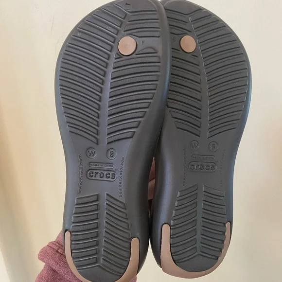 Women’s Size 8 Crocs Sexi Flip Brown Minimalist T-Strap Slingback Sandals - Picture 4 of 6